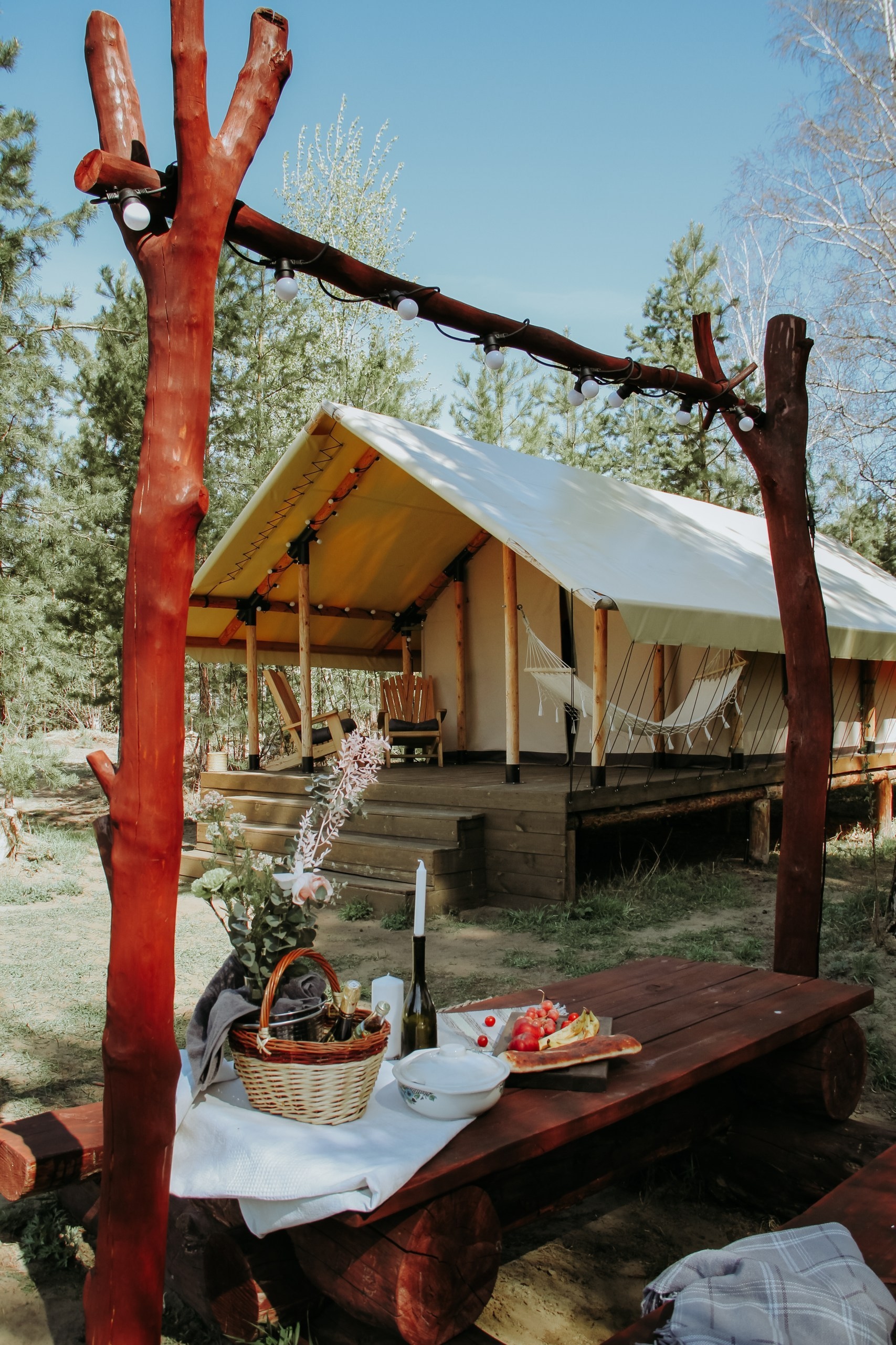 Вечерняя зона отдыха с костром на базе отдыха «Голубые озера»