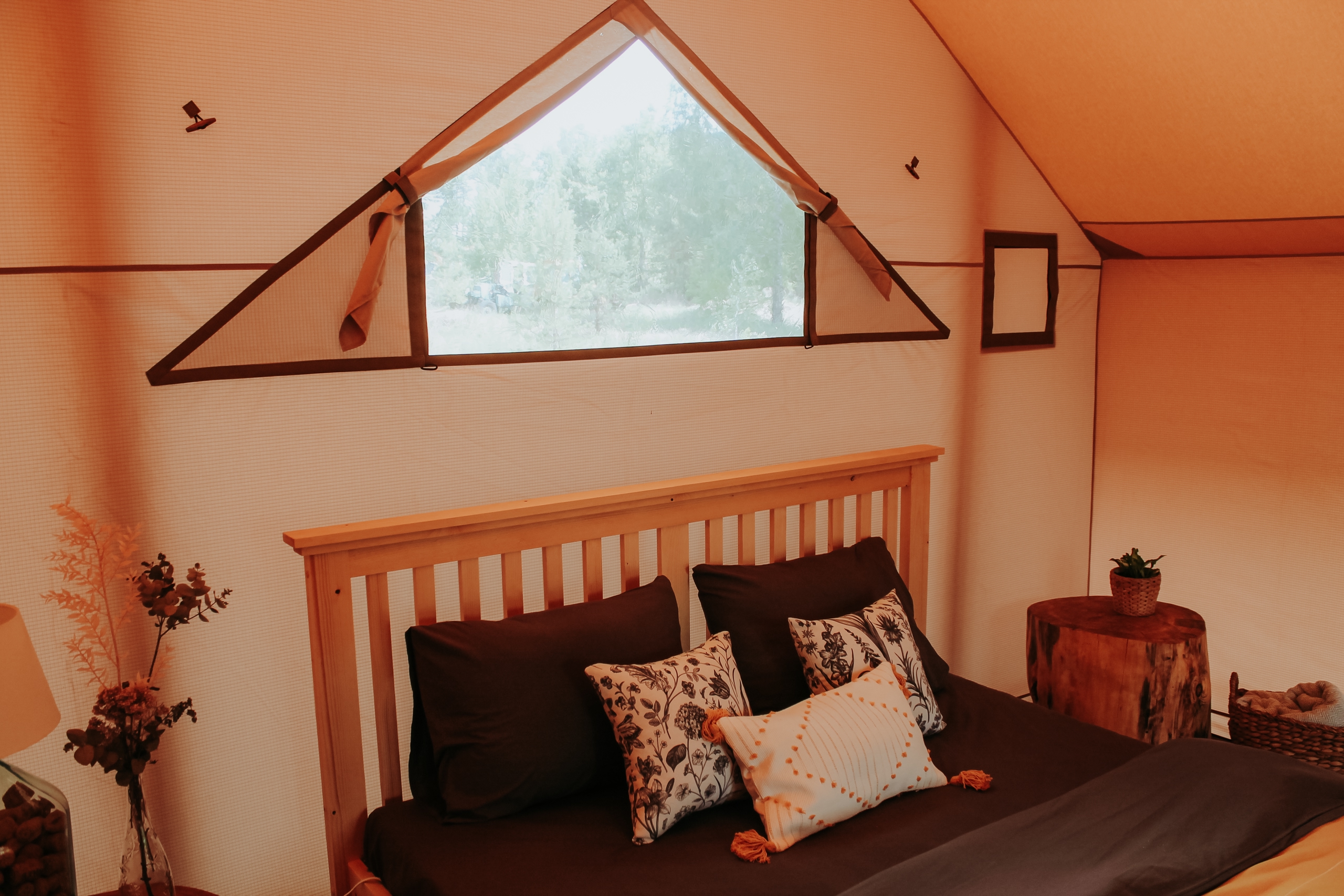 Зона отдыха с гамаком и видом на лес